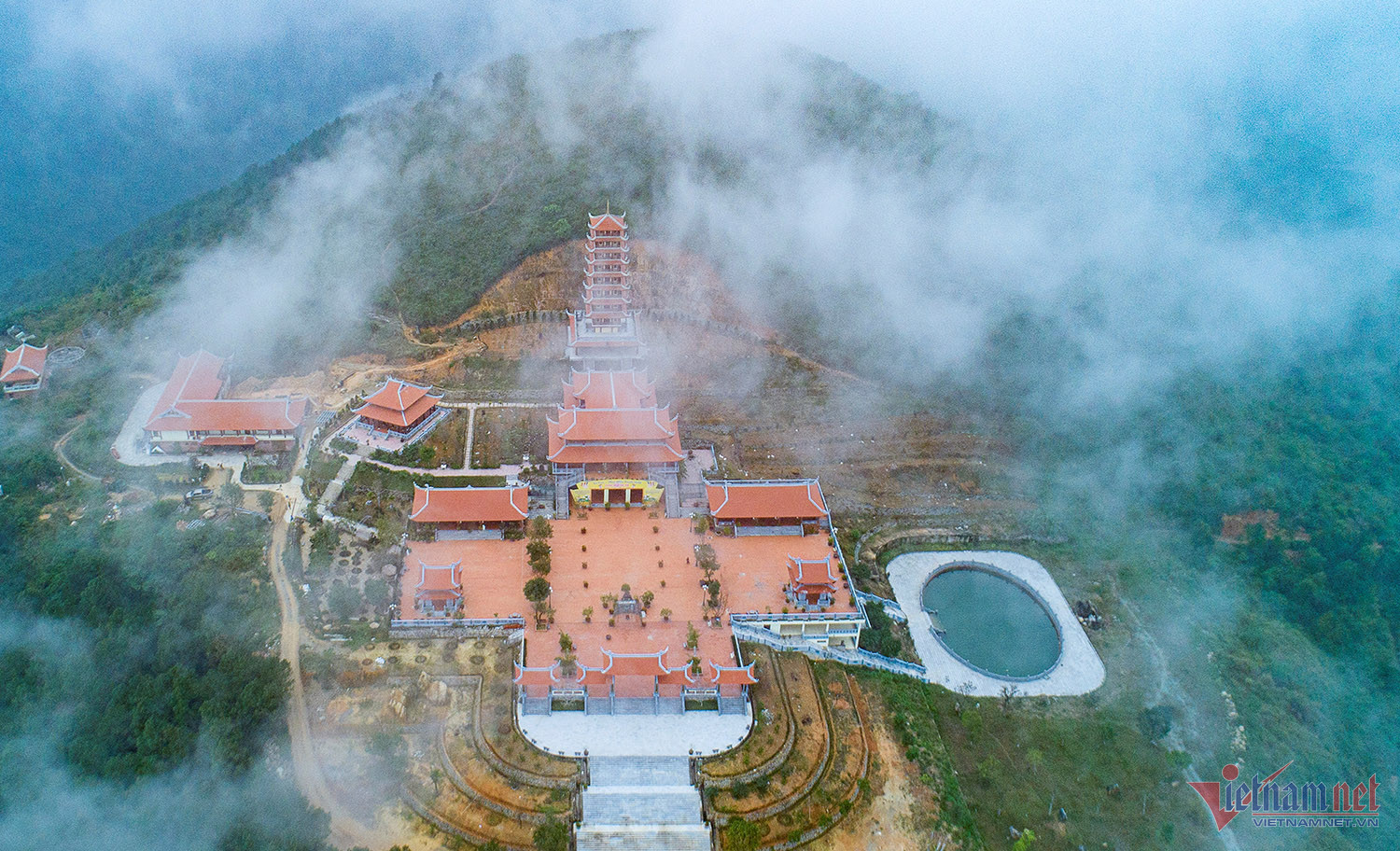 Ngôi chùa Đại Tuệ nằm trên dãy núi Đại Huệ thu hút nhiều người lên tham quan, dạo chơi. Ảnh: DL