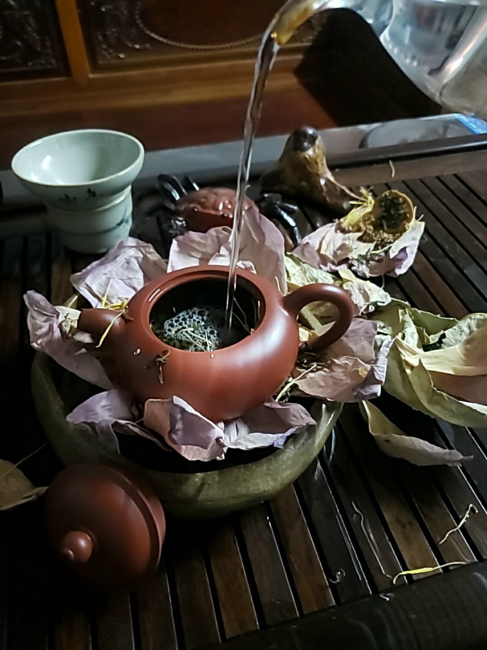 Phân biệt trà ướp bông sen chính hiệu và trà sen ướp hương liệu